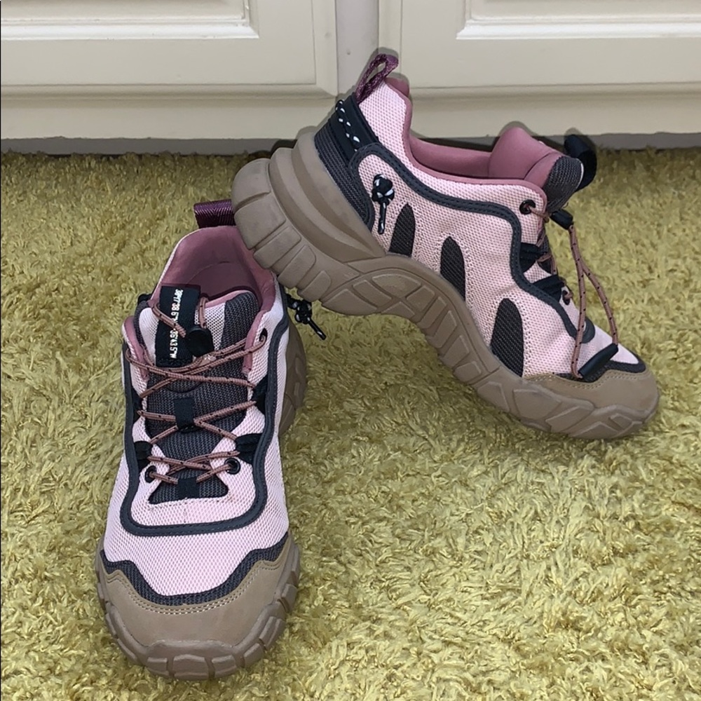 Hiker sneaker